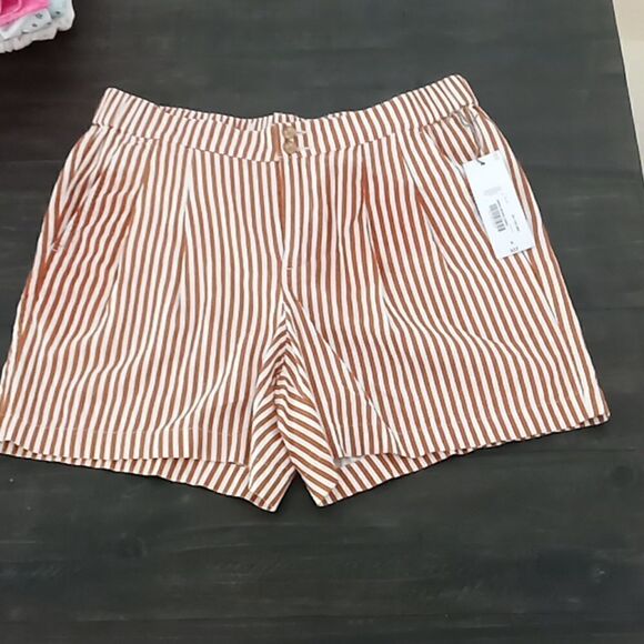 Liz Claiborne pleated shorts size 6 new with tags - Picture 1 of 9